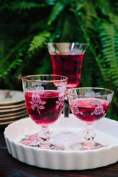 五颜六色的酒精鸡尾酒配上精美的古董玻璃器皿 — 图库照片