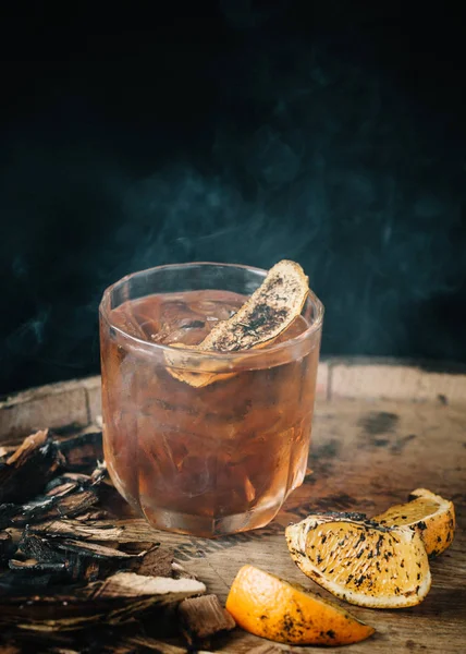 Cocktail vecchio stile affumicato su sfondo di legno scuro — Foto Stock