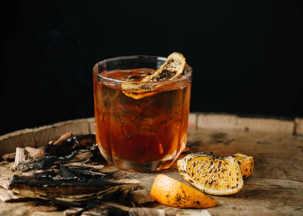 Cocktail vecchio stile affumicato su sfondo di legno scuro — Foto Stock