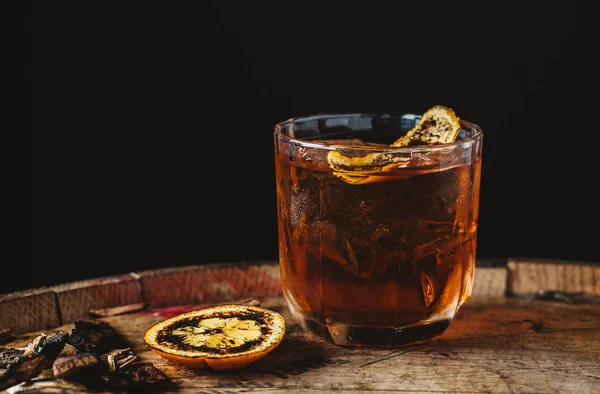 Cocktail vecchio stile affumicato su sfondo di legno scuro — Foto Stock