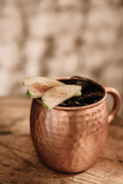 Elma ve tarçınla süslenmiş Moskova Katırı kokteyli 