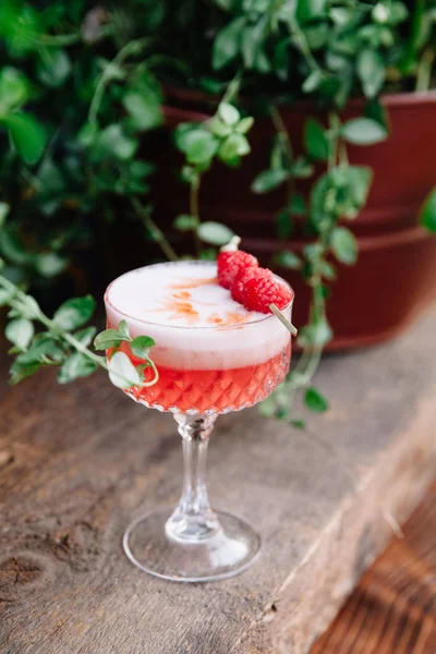 Cocktail alcoólico rosa em um copo vintage — Fotografia de Stock