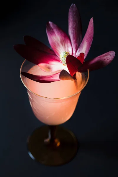 Un cóctel alcohólico artesanal especial en un vaso vintage —  Fotos de Stock