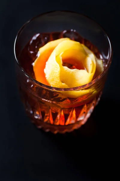 Viski ve turuncu kabuklu Campari kokteyli. 