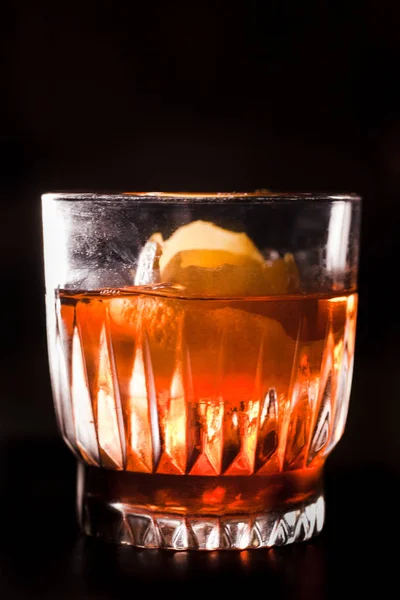 Виски и коктейль Кампари, украшенные апельсиновой кожурой — стоковое фото