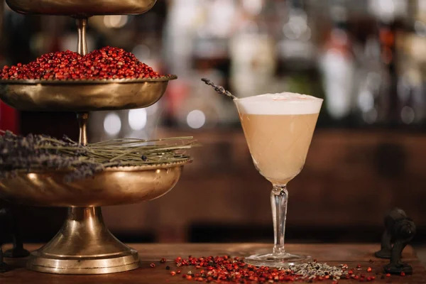 Botanický gin, levandule a pepřový koktejl s pěnou navrchu — Stock fotografie