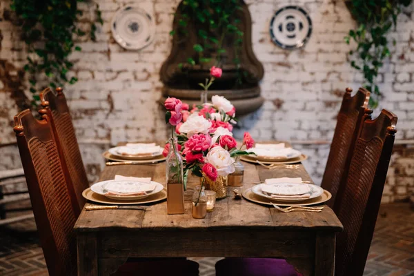 ホワイト ピンク ゴールドのアクセントで完璧に装飾されたテーブルと親密なお祝い — ストック写真
