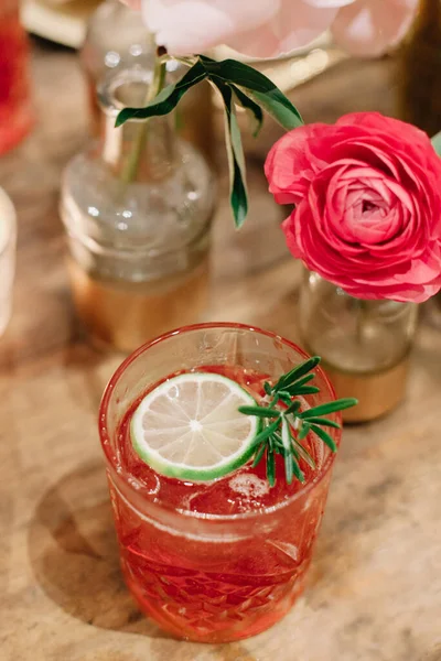 Bebida Alcoólica Cor Rosa Peças Minimalistas Centro Floral Uma Mesa — Fotografia de Stock