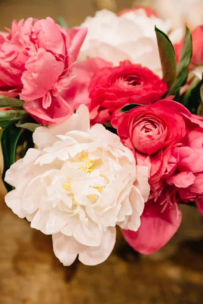 Una Macro Toma Una Mesa Boda Centro Floral Con Fondo —  Fotos de Stock