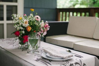 Avluda bir kişi için yemek tabağı hazırlandı.