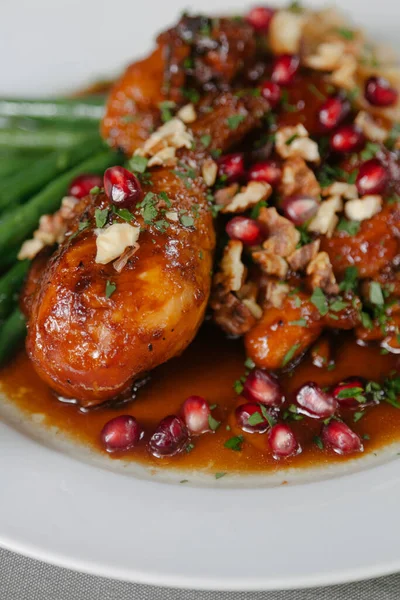 Pollo Asado Salsa Granada Roja Servido Con Judías Verdes Plato — Foto de Stock