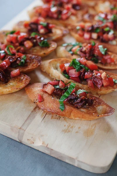 Tomate Manjericão Recém Feito Bruschetta Pronto Para Ser Servido Como — Fotografia de Stock