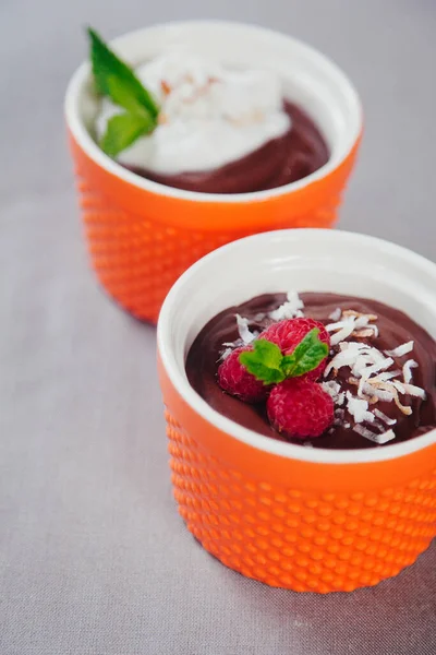 Mousse Chocolate Sobremesa Servida Com Framboesas Frescas Flocos Coco — Fotografia de Stock