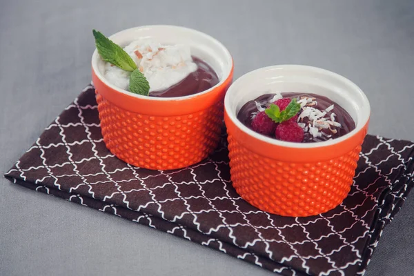 Mousse Chocolate Sobremesa Servida Com Framboesas Frescas Flocos Coco — Fotografia de Stock