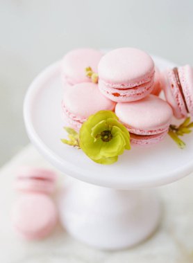 Lezzetli bir tabak badem kurabiyesi.