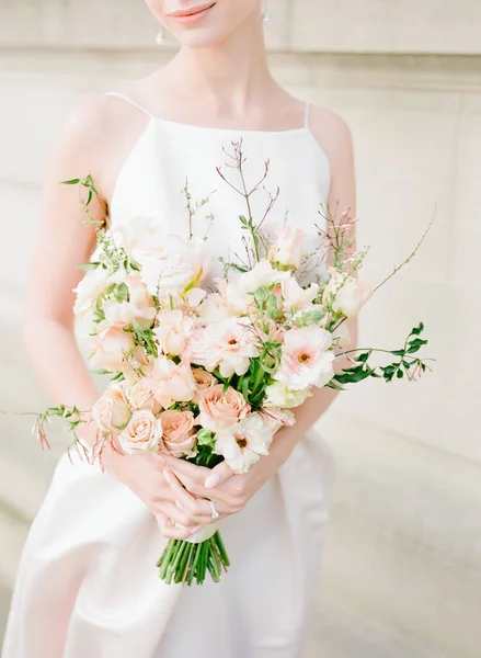 Zbliżenie Rąk Trzymających Bukiet Ślubny Wiosennych Kwiatów Odcieniach Śmietany Brzoskwini — Zdjęcie stockowe