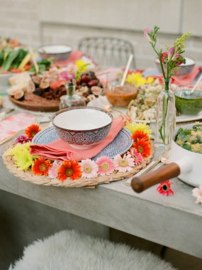 Yaz yemeği, tarladan sofraya ürünlerle stil olarak.