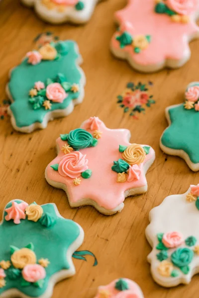 Galletas Vainilla Color Verde Rosa Blanco Una Bandeja Madera Vintage —  Fotos de Stock