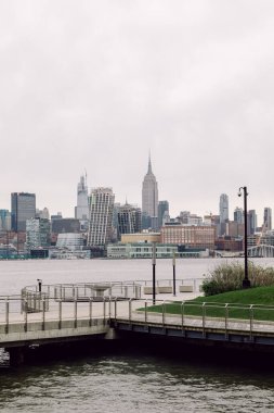 20 Nisan 2020 - Hoboken NJ: COVID-19 Coronavirus salgını nedeniyle liman limanı kapatıldı. Parklar sosyal mesafeyi artırmaya ve insanların yakınlaşmasını engellemeye yakın.