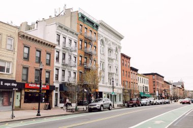 20 Nisan 2020 - Hoboken NJ: Binalar ve birkaç arabalı boş Washington Caddesi