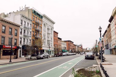 20 Nisan 2020 - Hoboken NJ: Binalar ve birkaç arabalı boş Washington Caddesi