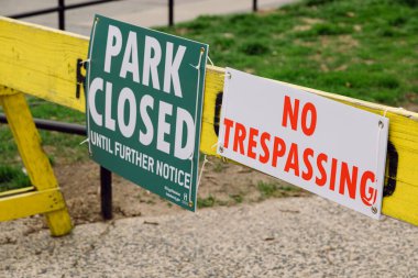 20 Nisan 2020 - Hoboken NJ: Yerel park COVID-19 Coronavirus salgını nedeniyle kapatıldı. Parklar sosyal mesafeyi artırmak ve insanların toplanmasını engellemek için kapalıdır.