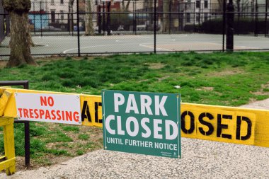 20 Nisan 2020 - Hoboken NJ: Yerel park COVID-19 Coronavirus salgını nedeniyle kapatıldı. Parklar sosyal mesafeyi artırmak ve insanların toplanmasını engellemek için kapalıdır.