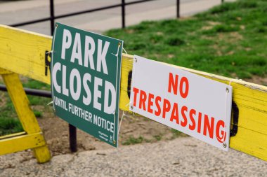 20 Nisan 2020 - Hoboken NJ: Yerel park COVID-19 Coronavirus salgını nedeniyle kapatıldı. Parklar sosyal mesafeyi artırmak ve insanların toplanmasını engellemek için kapalıdır.