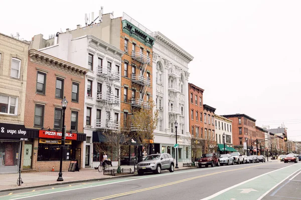 20 Nisan 2020 - Hoboken NJ: Binalar ve birkaç arabalı boş Washington Caddesi