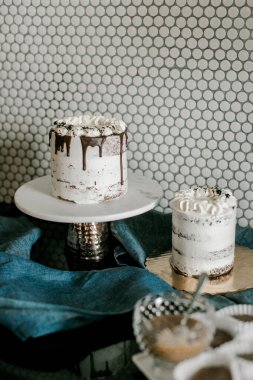 Vanilyalı ve çikolatalı iki tane birinci sınıf kek.