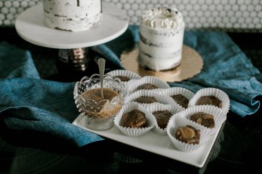 Fırında küçük kekler ve bir tepsi browni.