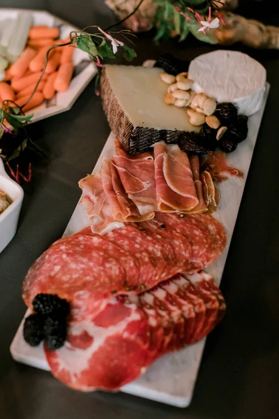 Mesa Aperitivos Com Lanches Antipasti Italianos Queijo Carne Curada Nozes — Fotografia de Stock