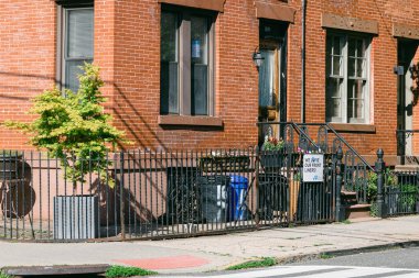 Hoboken, NJ, ABD - 14 Mayıs 2020: Ön cephelere şükranlarını ifade eden ve sevgi, dayanışma ve toplum desteği mesajı veren bir iskan binasına imza atın