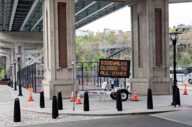 Hoboken, NJ / USA - 4 Mayıs 2020: Coronavirus için Dijital Elektronik LED İşareti