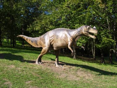Parktaki kukla dinozor