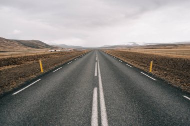 İzlanda'da dağ yolları