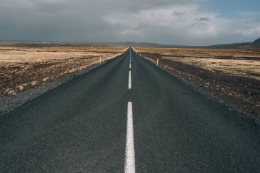İzlanda'da dağ yolları
