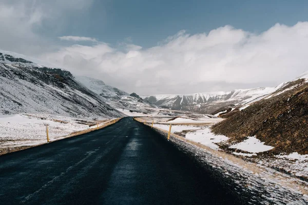 冰岛的山路 — 图库照片