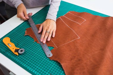 Laboratuvarında deri ile çalışan bir zanaatkârın yakın çekimi