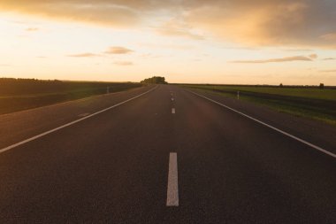 Gün batımında doğaasfalt yol