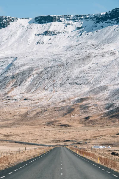 Baía Noite Contra Pano Fundo Das Montanhas — Fotografia de Stock