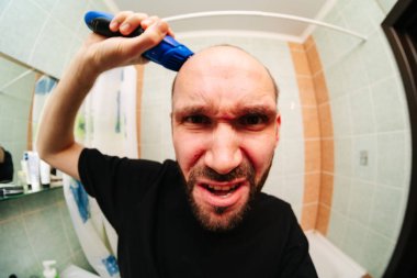 Siyah Gömlekli Kel Adam Saçlarını Tıraş Ediyor 