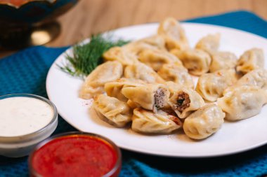 Beyaz tabakta dereotu ile köfte