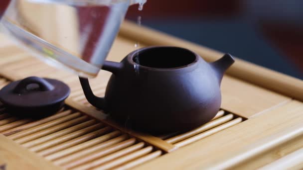 Chinese tea ceremony male hand pour boiling water into an clay teapot — Stok video