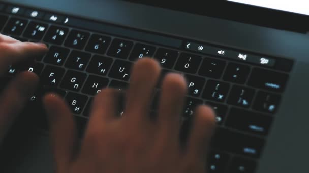 Primer plano de los dedos escribiendo en el teclado del ordenador portátil — Vídeo de stock