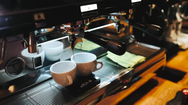 Café se llena en tazas de una máquina de café — Vídeo de stock