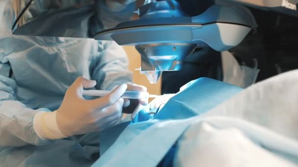 Korekcja Wzroku Operacja Lekarz Wstrzykuje Znieczulenie Strzykawką — Wideo stockowe