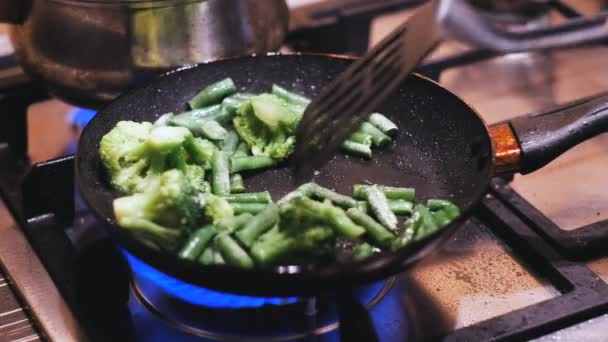 Hombre Agita Los Frijoles Verdes Brócoli Una Sartén Caliente Con — Vídeo de stock