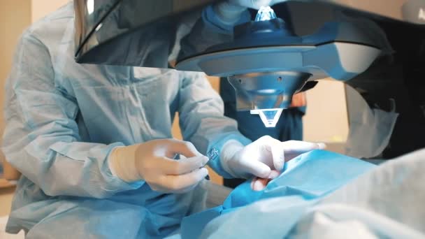 Correction Vue Laser Patient Chirurgien Dans Salle Opération Pendant Chirurgie — Video