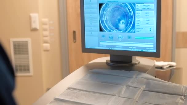 Laserowa Korekcja Wzroku Pacjent Chirurg Sali Operacyjnej Podczas Operacji Okulistycznej — Wideo stockowe